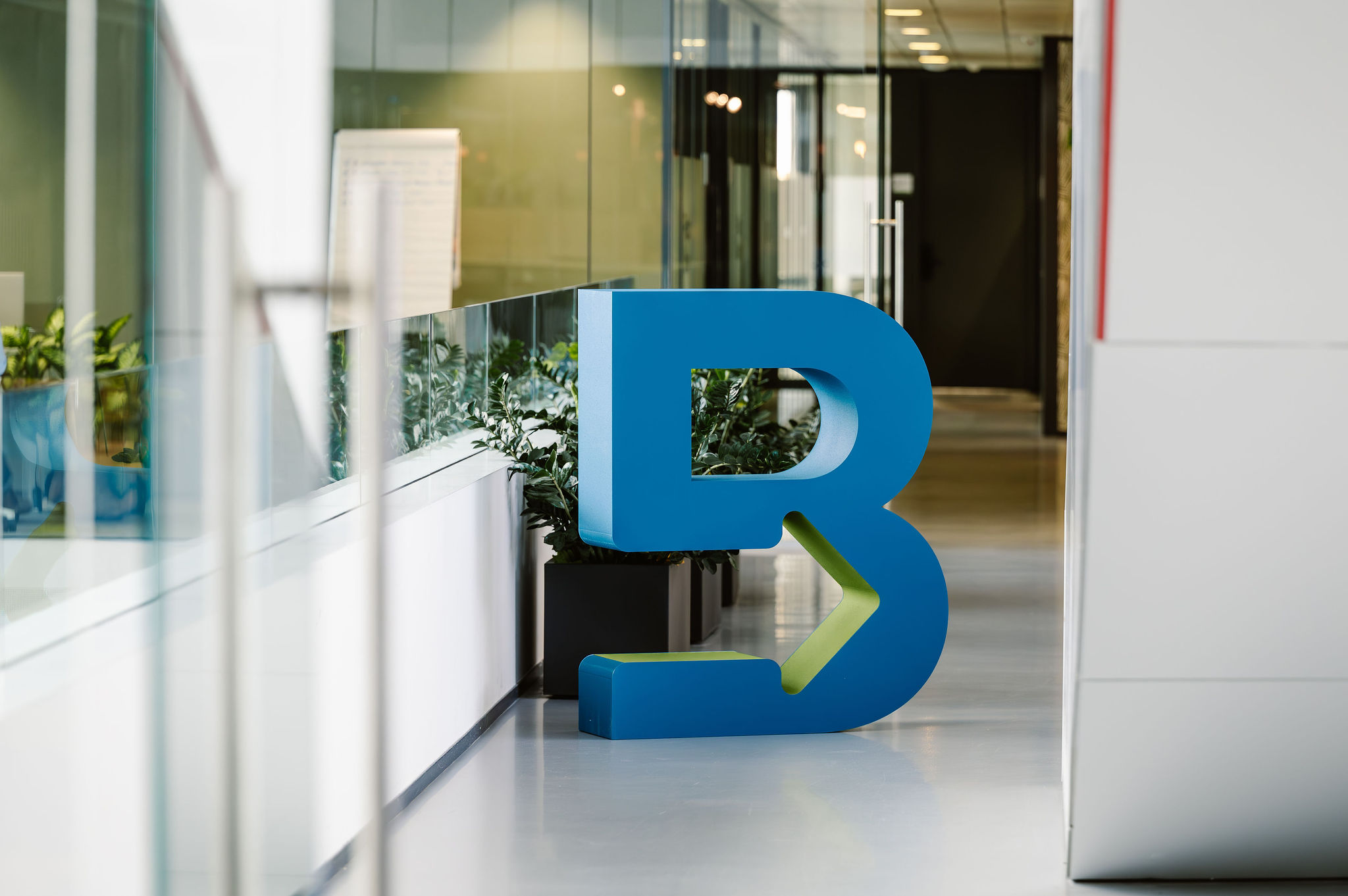 Grote letter B van piepschuim gemaakt in kantoor gebouw