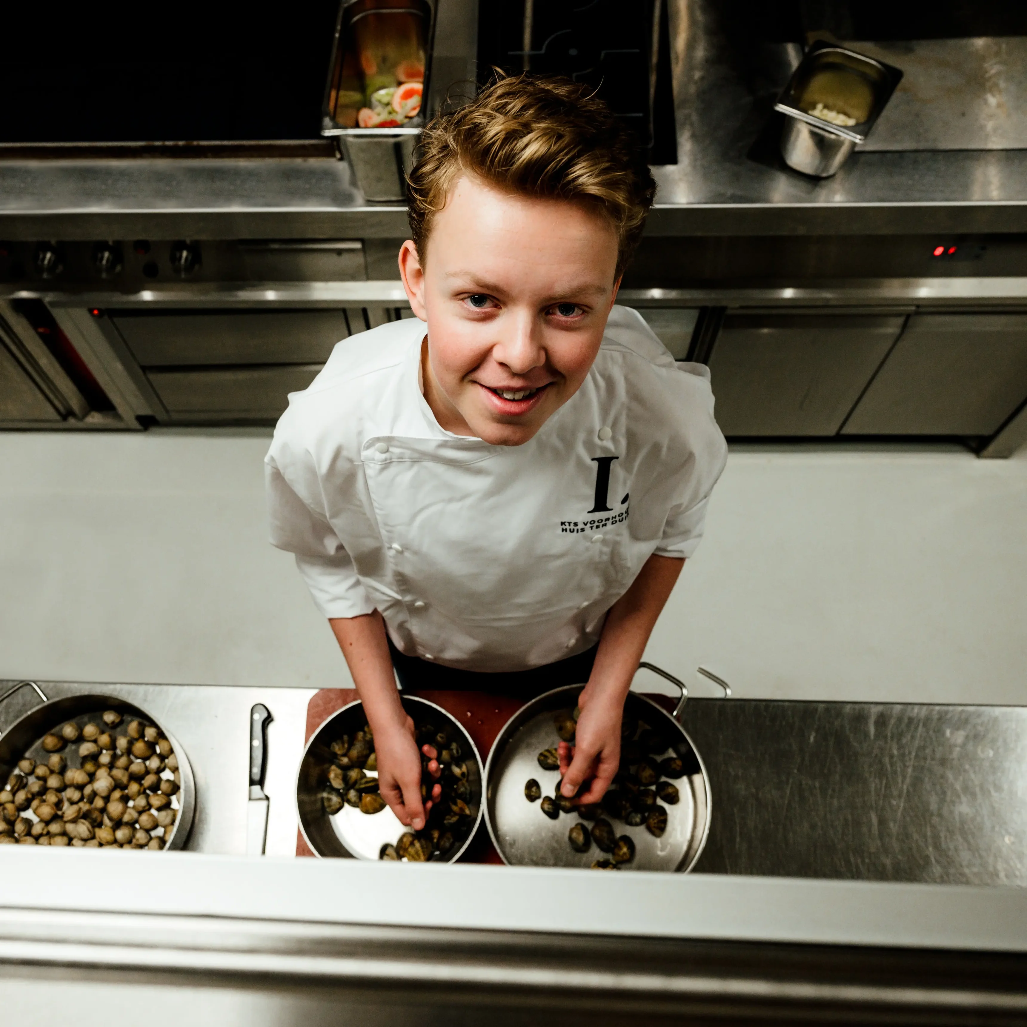 Stagiaire in keuken bij stagebedrijf
