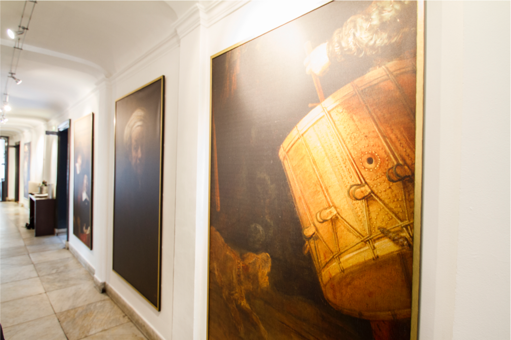 gang in Het Prentenkabinet met opgehangen lijsten met werk van schilder Rembrandt