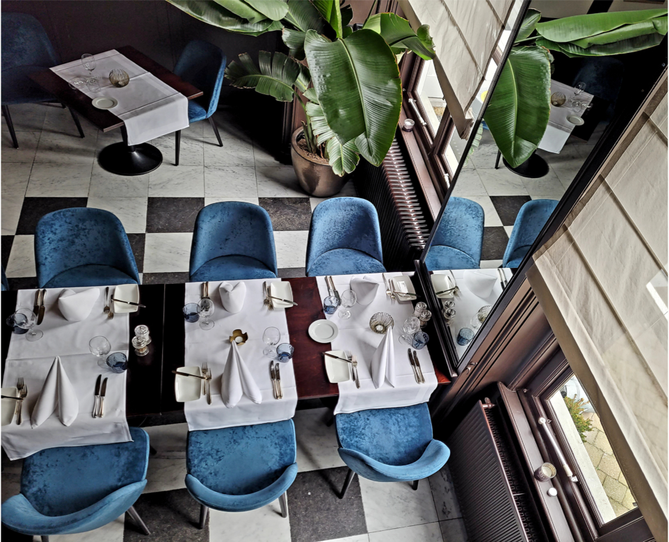 Bovenaanzicht van gedekte tafel in restaurant Het Prentenkabinet