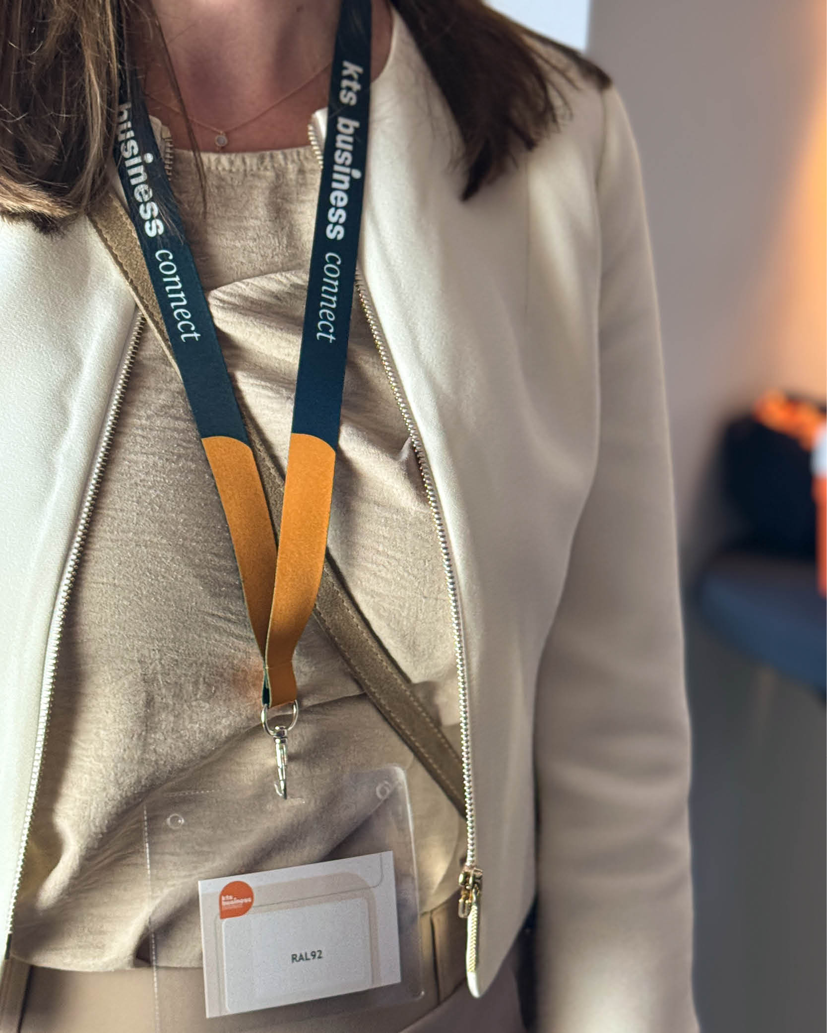 Vrouw op event met key-cord om