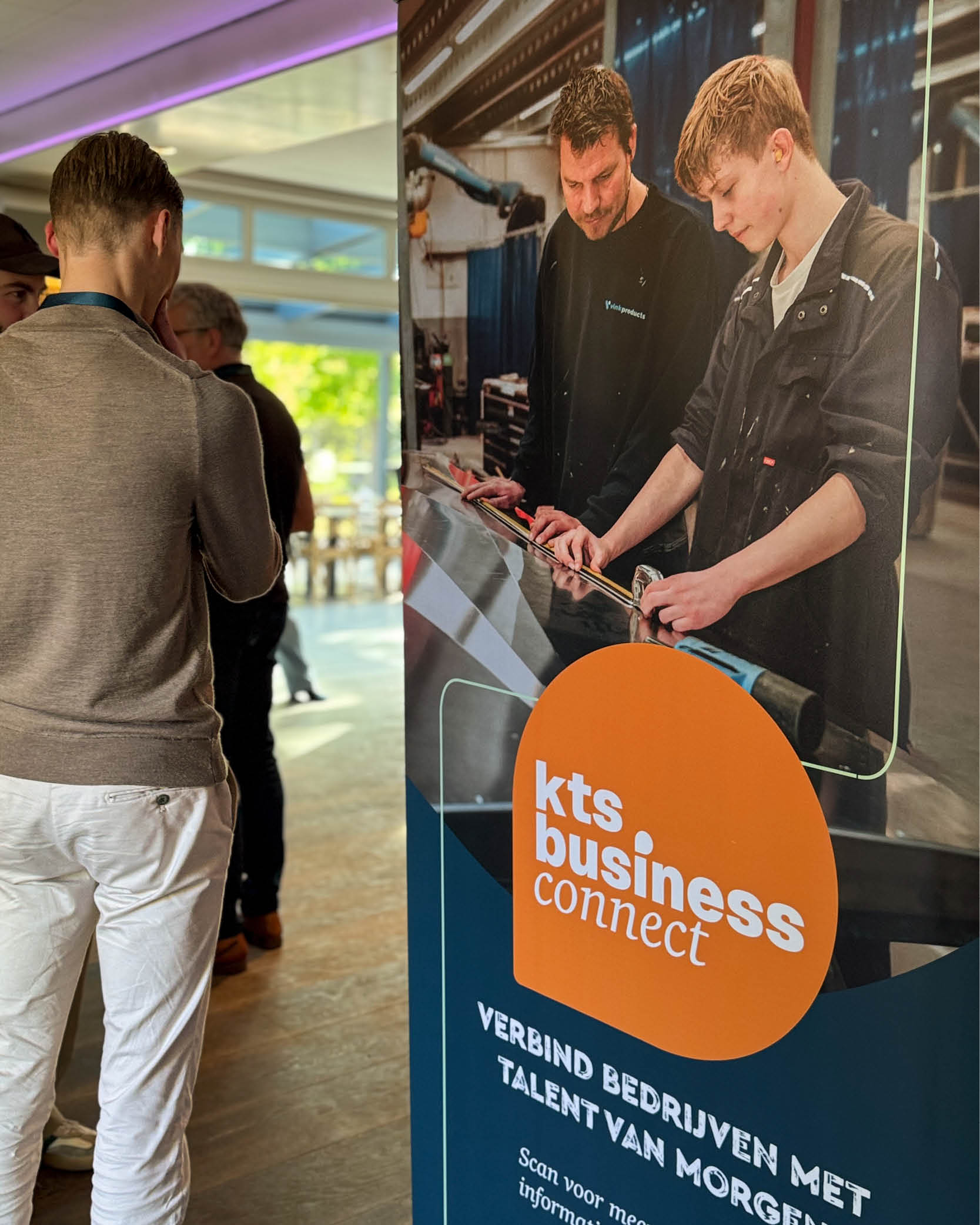 Roll-up banner op event