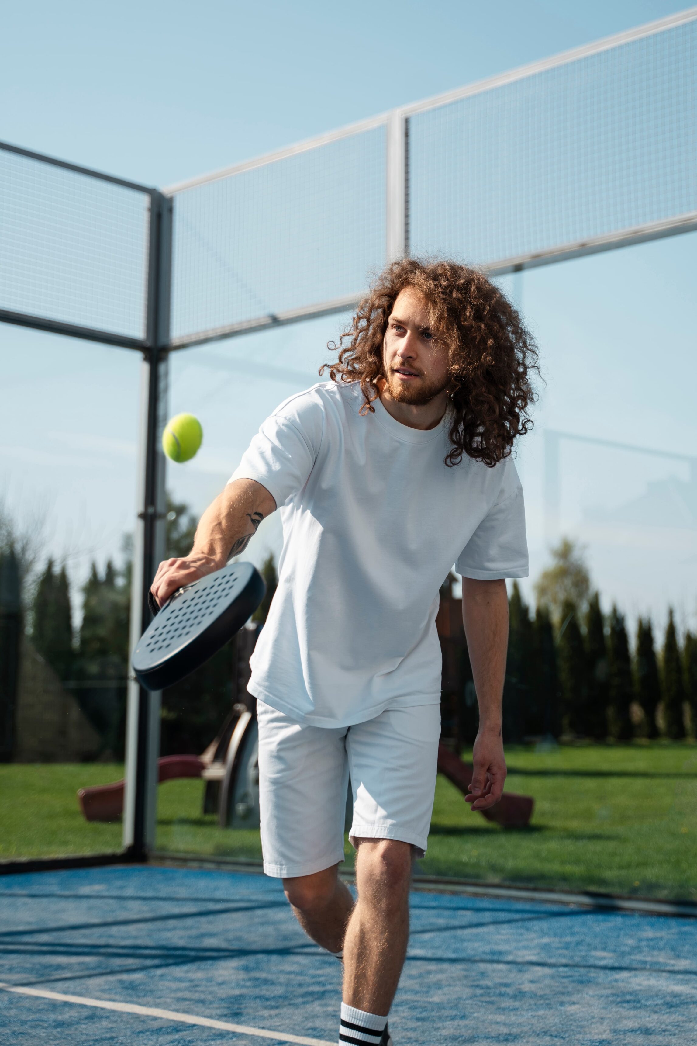 Man speelt padel op padelbaan